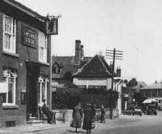 KINGS HEAD - ACLE ( Queens Head in background)