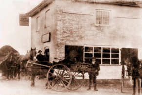 The KINGS HEAD - Felmingham : Licensee H. S. Buxton.     ( Provided by Barry Fagg - many thanks )