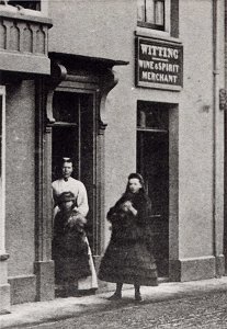 Mrs Witting at the doorway with daughters Sally and Edith. Image thanks to Robin Witting
